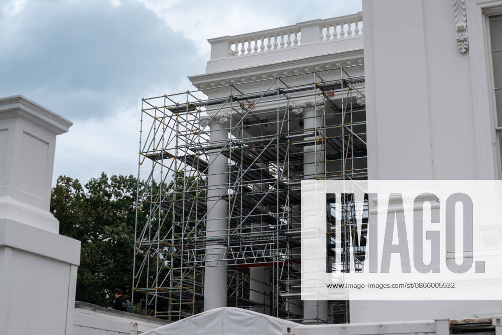 Work crews are removing the tarps and scaffolding that covered the White House North Portico in Washington, D.C. on September 5, 2026. The North Portico was renovated by President Trump over the last few months with fresh paint and repairs to the floors. Washington USA - ZUMAl312 20260905_znp_l312_019