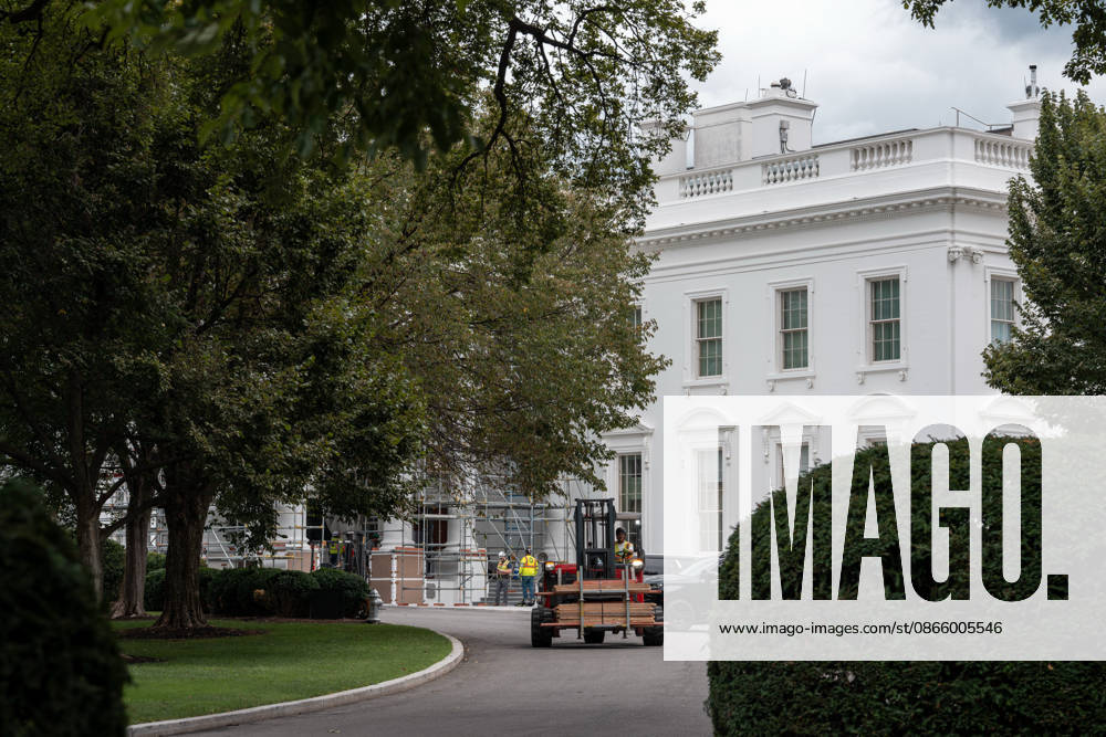 Work crews are removing the tarps and scaffolding that covered the White House North Portico in Washington, D.C. on September 5, 2026. The North Portico was renovated by President Trump over the last few months with fresh paint and repairs to the floors. Washington USA - ZUMAl312 20260905_znp_l312_022