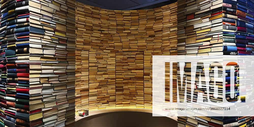 Begehbarer Turm aus Büchern, Thema Bibliothek, Forum Wissen, Göttingen, Stadt des Wissens, Niedersachsen, Deutschland Accessible tower of books, library theme, Forum Wissen, Göttingen, City of Knowledge, Lower Saxony, Germany