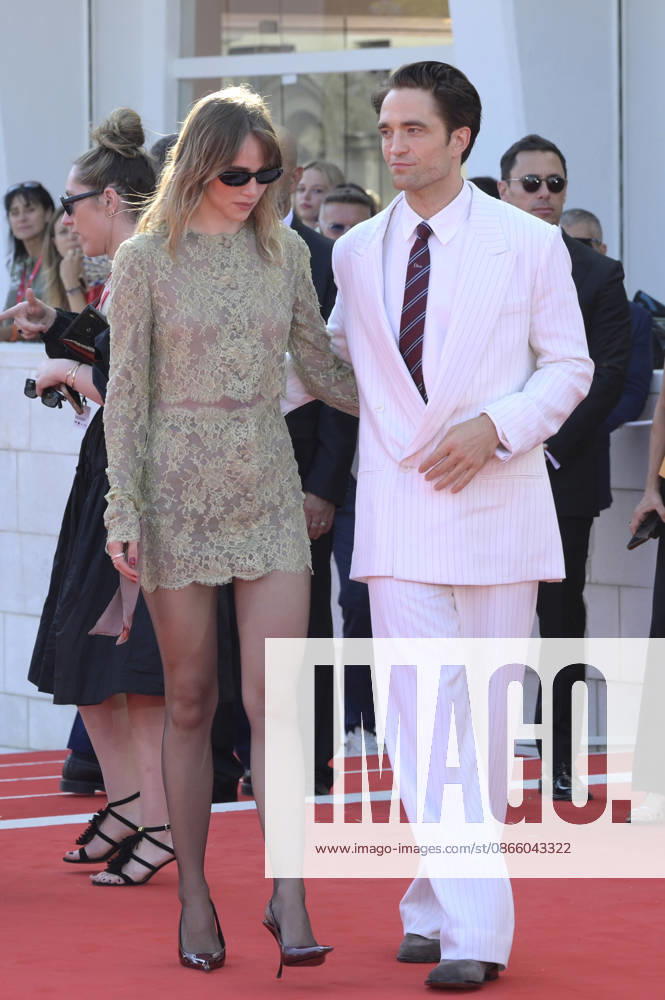 Suki Waterhouse and Robert Pattinson at the premiere of the film *Primetime* at the 2023 Venice Biennale—the 83rd Venice International Film Festival—at the Palazzo del Cinema in Venice, September 5, 2026 Foto:xA.xM.xTinghinox xFuturexImagex primetime_6739