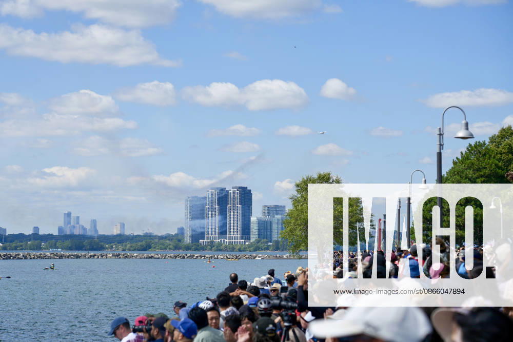 Canadian International Air Show 2026 People watching the Canadian International Air Show on September 5, 2026 in Toronto, Canada. North Americas longest‘running air show, which celebrates its 77th edition in 2026. (Photo by Au Lok Nin Nexpher Images) Toronto ON