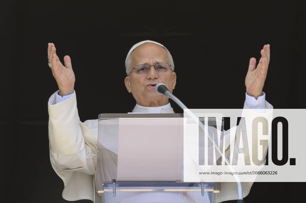 ANGELUS Italy, Rome, Vatican, 2026 9 6 Pope Leo XIV delivers his blessing to pilgrims from the window of the apostolic palace overlooking St. Peter s Square during the Angelus prayer at The Vatican - NO BOOKS