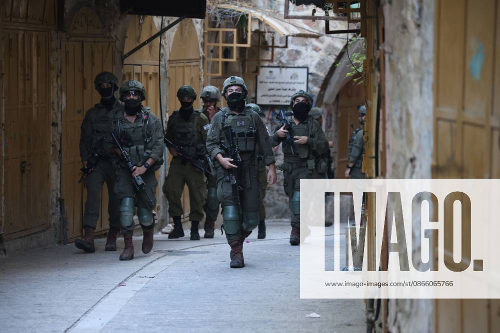 Hebron, Palestine, State of: HEBRON, WEST BANK, PALESTINE †SEPTEMBER 5, 2026: Israeli forces prevent journalists from advancing as they cover the entry of Israeli settlers into the Old City of Hebron in the occupied West Bank. Hebron Palestine, State of - ZUMAq101 20260906_zna_q101_021