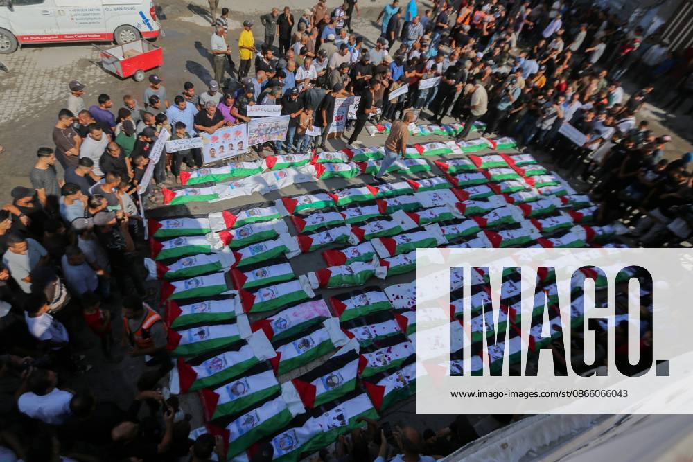 Mass Funeral Held for Palestinians Whose Remains Were Recovered From Rubble (INT) Mass Funeral Held for Palestinians Whose Remains Were Recovered From Rubble. SEPTEMBER 6, 2026, Gaza, Palestine:Palestinians attend a mass funeral for members of the Irahem, Malaka, Qanbour, Balawi and Dahdouh families, who were killed in an Israeli strike in 2023 and whose remains were recently recovered from beneath the rubble, according to Gaza s Civil Defense. The funeral was held in Gaza City as relatives and mourners gathered to bid farewell to the victims. Credit: Hashem Zimmo TheNews2(Foto: Hashem Zimmo Thenews2 imago images) Mass Funeral Held for Palestinians Whose Remains Were Recovered From Rubble