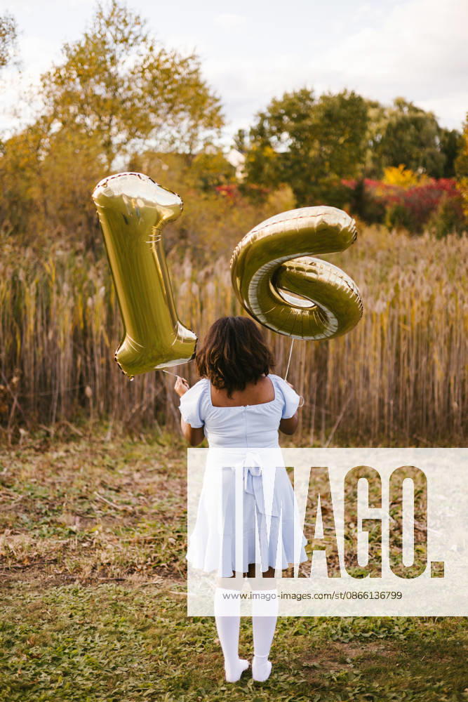 Teenage girl celebrates sweet sixteen birthday in a field Grayslake, Illinois, United States CR_WVNP260902J-2058826-01 ,model released, Symbolfoto ,property released