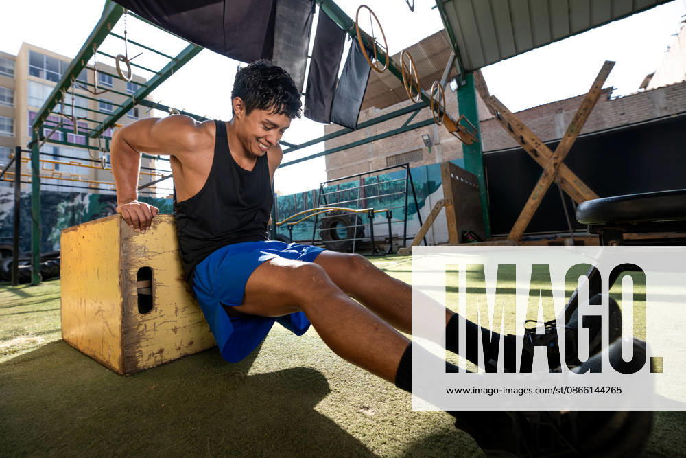 Smiling fit man doing box dips outdoors Chiclayo, Lambayeque, Peru R_BILL260805-2090656-01 ,model released, Symbolfoto ,property released