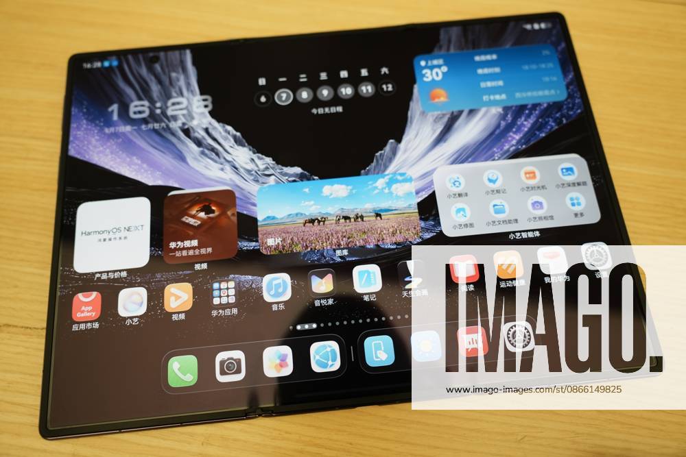 HUAWEI Mate XT 2 Smartphone A Huawei triple folding phone Mate XT 2 equipped with a high-performance chip Kirin 9050 Pro using logic folding technology (¦Ó law) at a Huawei store in Hangzhou, Zhejiang Province, China on September 7, 2026. Hangzhou Zhejiang China