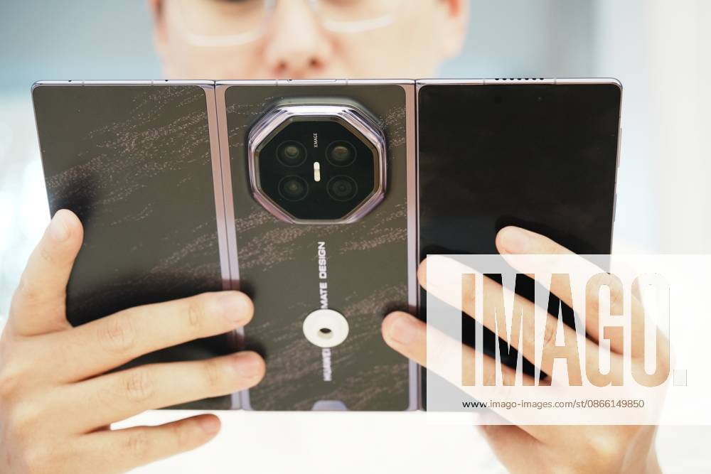 HUAWEI Mate XT 2 Smartphone A customer experiences a Huawei triple folding phone Mate XT 2 equipped with a high-performance chip Kirin 9050 Pro using logic folding technology (¦Ó law) at a Huawei store in Hangzhou, Zhejiang Province, China on September 7, 2026. Hangzhou Zhejiang China