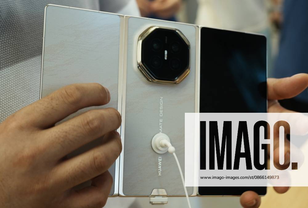 HUAWEI Mate XT 2 Smartphone A customer experiences a Huawei triple folding phone Mate XT 2 equipped with a high-performance chip Kirin 9050 Pro using logic folding technology (¦Ó law) at a Huawei store in Hangzhou, Zhejiang Province, China on September 7, 2026. Hangzhou Zhejiang China
