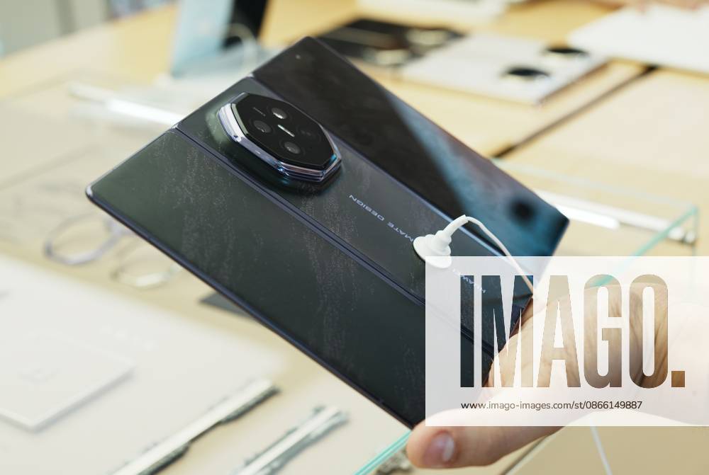 HUAWEI Mate XT 2 Smartphone A customer experiences a Huawei triple folding phone Mate XT 2 equipped with a high-performance chip Kirin 9050 Pro using logic folding technology (¦Ó law) at a Huawei store in Hangzhou, Zhejiang Province, China on September 7, 2026. Hangzhou Zhejiang China