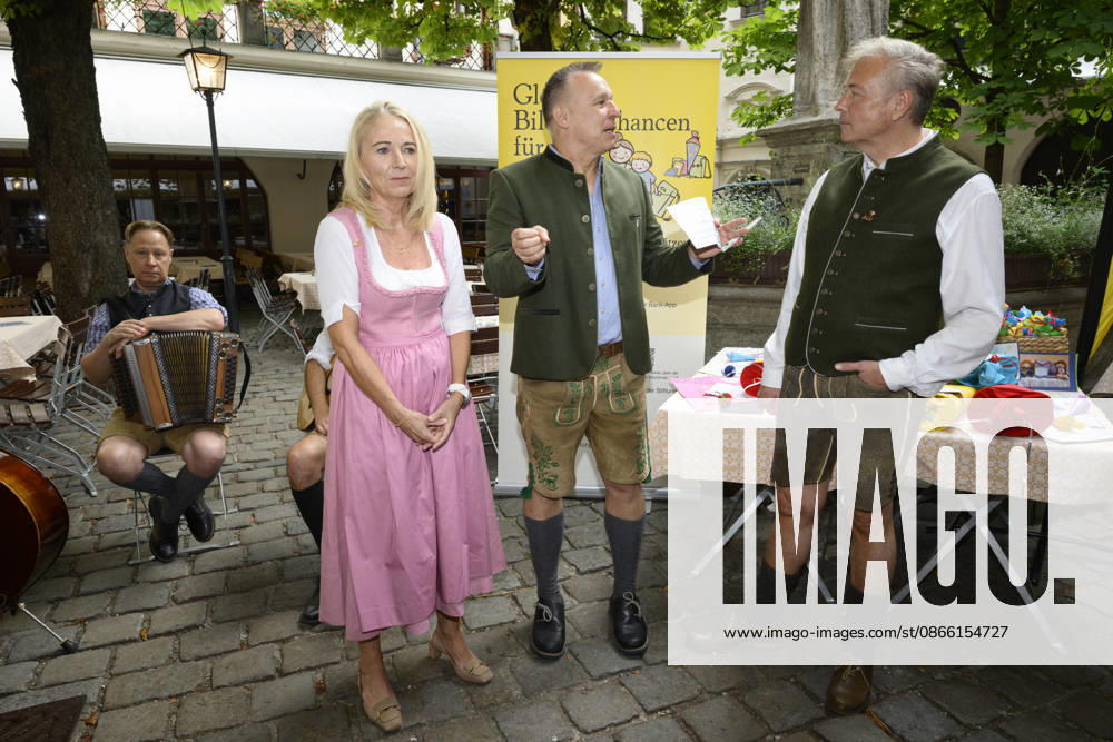Official kickoff of the school bag collection drive for the Bunten Münchner Kindl at the Hofbräuhaus, Munich