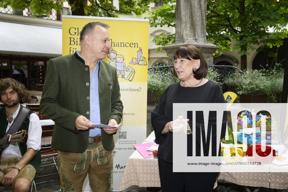 From left: Tobias Ranzinger and Petra Reiter. Official kickoff of the school bag collection drive for the Bunte Münchner Kindl at the Hofbräuhaus, Munich