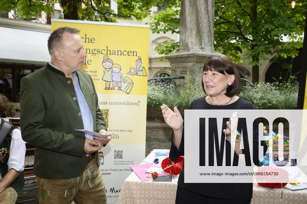From left: Tobias Ranzinger and Petra Reiter. Official kickoff of the school bag collection drive for the Bunte Münchner Kindl at the Hofbräuhaus, Munich