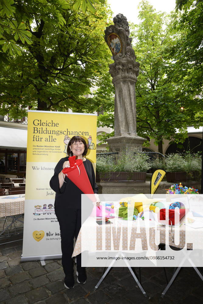 Petra Reiter, Patron and Board Member: Official kickoff of the school bag collection drive for the Bunte Münchner Kindl at the Hofbräuhaus, Munich