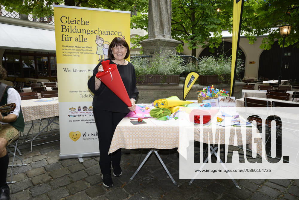 Petra Reiter, Patron and Board Member: Official kickoff of the school bag collection drive for the Bunte Münchner Kindl at the Hofbräuhaus, Munich