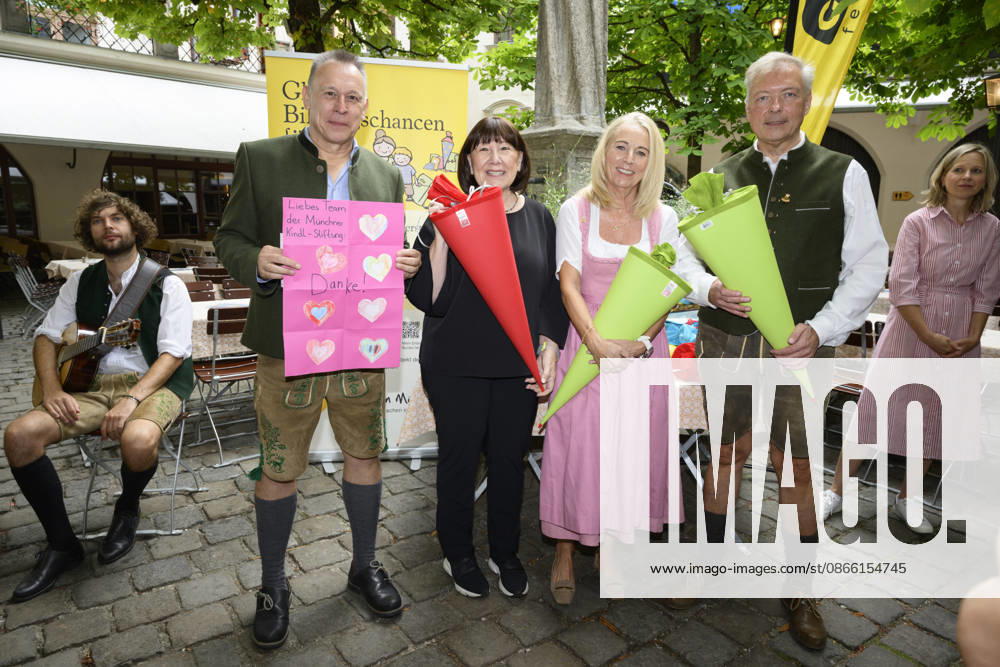 From left: Tobias Ranzinger, Petra Reiter, Barbara Wolfgang Sperger, Hofbräuhaus proprietors. Official kickoff of the school bag collection drive for the Bunte Münchner Kindl at the Hofbräuhaus, Munich