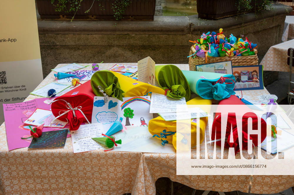 Munich, press conference in the garden of the Munich Hofbräuhaus regarding the Colorful Munich Kids campaign—letters and drawings from schoolchildren expressing their gratitude