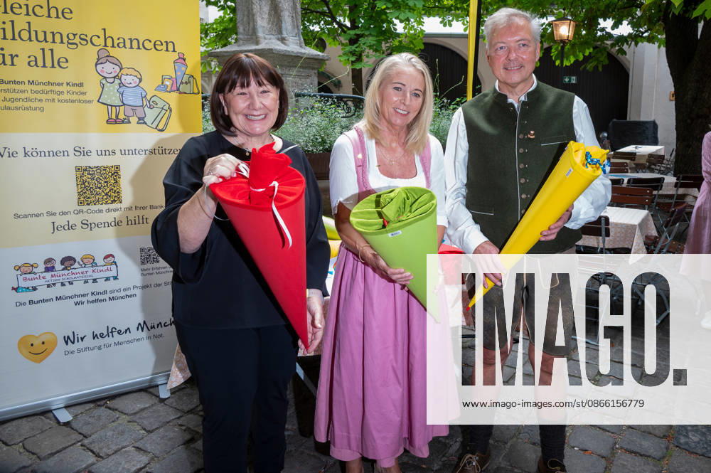 Munich, press conference in the garden of the Munich Hofbräuhaus regarding the Bunte Münchner Kindl campaign; from left: Petra Reiter, Barbara and Wolfgang Sperger, the Hofbräuhaus owners