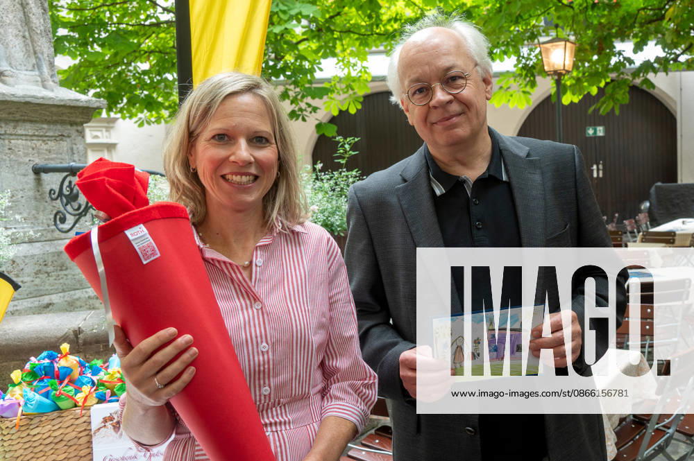 Munich: Press conference in the garden of the Munich Hofbräuhaus regarding the Colorful Munich Kids campaign. Vice Principal Julia Reiter and Principal Dr. Michael Holderlein from the comprehensive school in Berg am Laim are very pleased with this campaign.