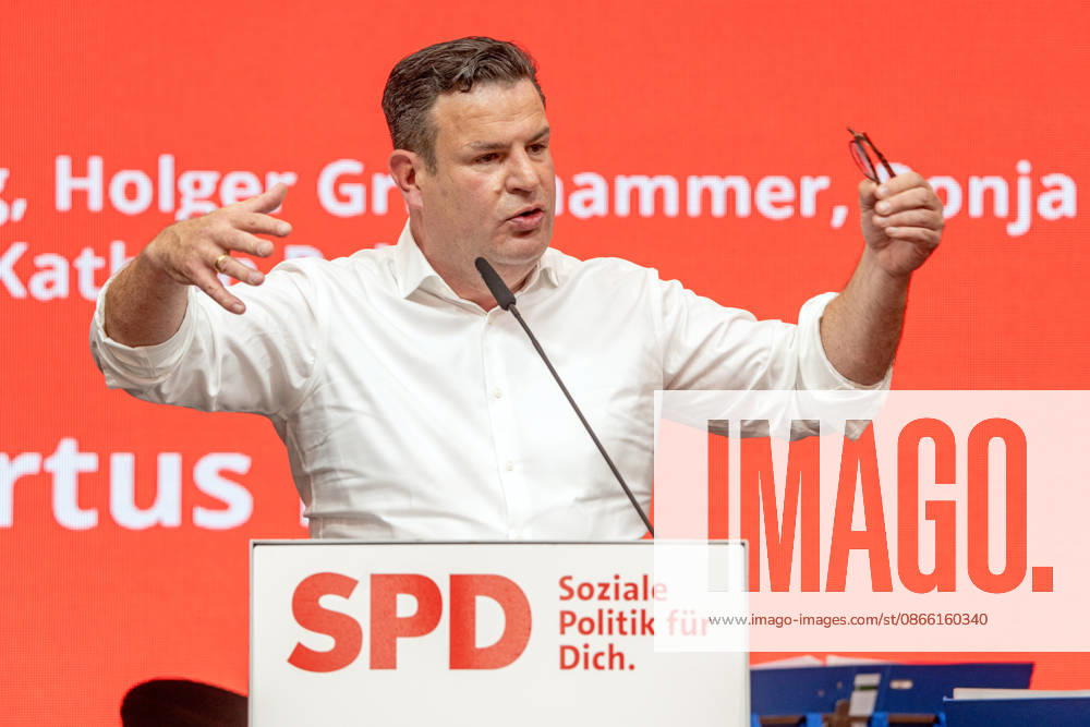 Hubertus Heil, SPD, former Minister of Labor, Member of the Bundestag, at the SPD’s traditional political morning beer gathering at the Gillamoos folk festival in Abensberg, September 7, 2026, Germany, Abensberg, September 7, 2026, Hubertus Heil, SPD, former Minister of Labor, Member of the Bundestag (MdB), speech at the SPD’s traditional political morning beer gatheri