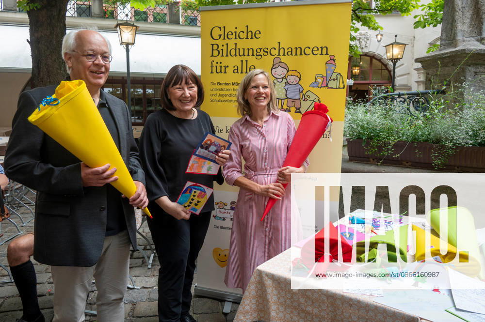 Munich, press conference in the garden of the Munich Hofbräuhaus regarding the Bunte Muenchner Kindl campaign; from left: Dr. Michael Hoderlein, Director; Petra Reiter, Schimrherrin; Julia Reiter, proofreader
