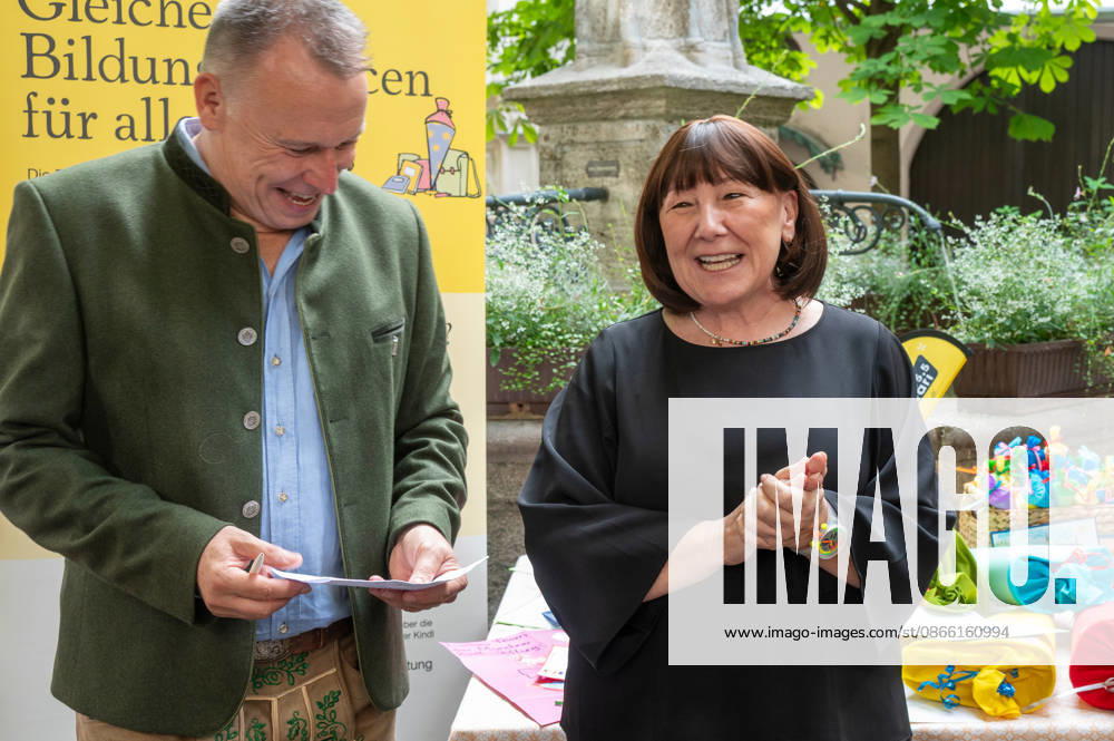 Munich, press conference in the garden of the Munich Hofbräuhaus for the Bunte Muenchner Kindl campaign, featuring Tobias Ranzinger and Petra Reiter, the event’s patron
