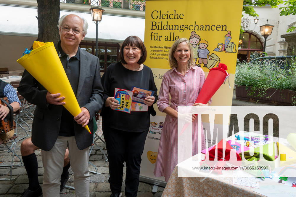 Munich, press conference in the garden of the Munich Hofbräuhaus regarding the Bunte Muenchner Kindl campaign: Dr. Michael Hoderlein, school principal; Petra Reiter, patron; Julia Reiter, proofreader