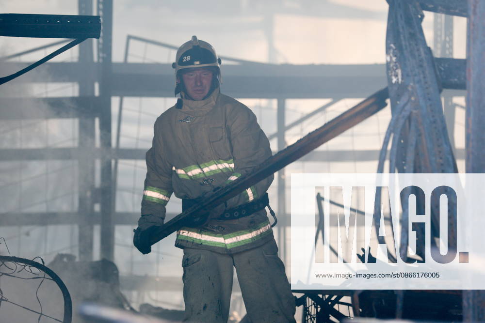 RUSSIA, MARIUPOL - SEPTEMBER 7, 2026: A Russia s Emergencies Ministry employee responds to a fire caused by a Ukrainian drone strike on the Galaktika shopping centre. Dmitry Yagodkin TASS 97290984