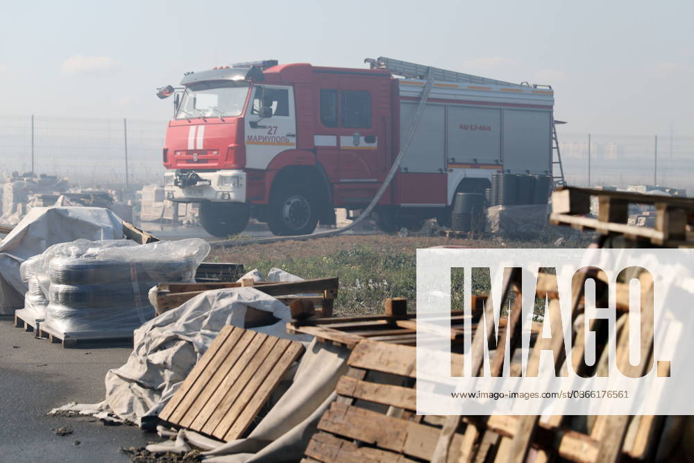 RUSSIA, MARIUPOL - SEPTEMBER 7, 2026: A fire engine is seen outside the Galaktika shopping centre damaged in a Ukrainain drone attack Mariupol Russia - ZUMAt113 20260907_zaa_t113_195