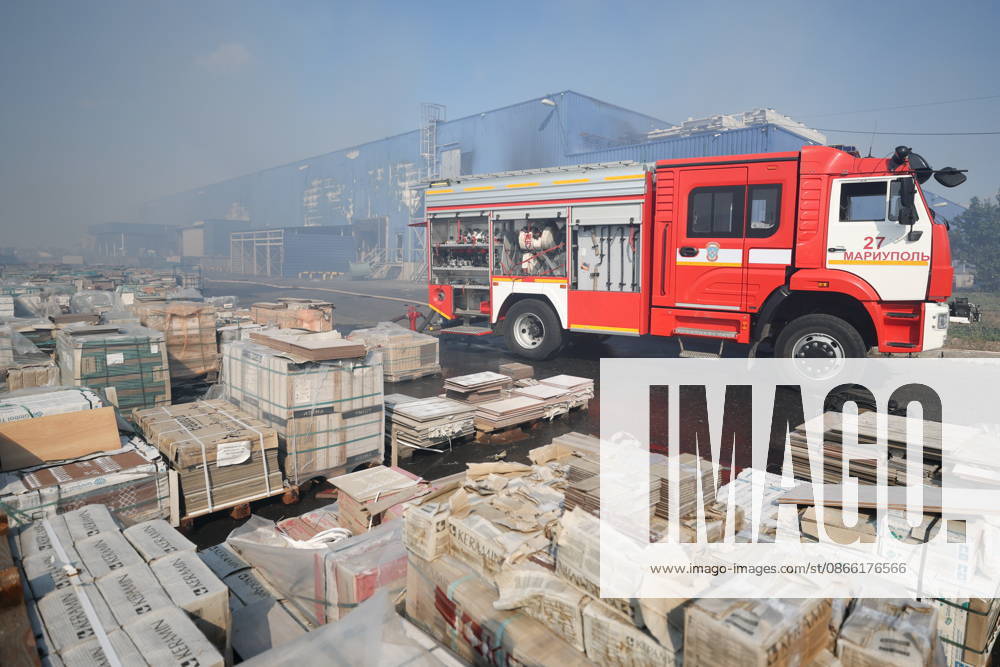 RUSSIA, MARIUPOL - SEPTEMBER 7, 2026: A fire engine is seen outside the Galaktika shopping centre damaged in a Ukrainain drone attack Mariupol Russia - ZUMAt113 20260907_zaa_t113_197