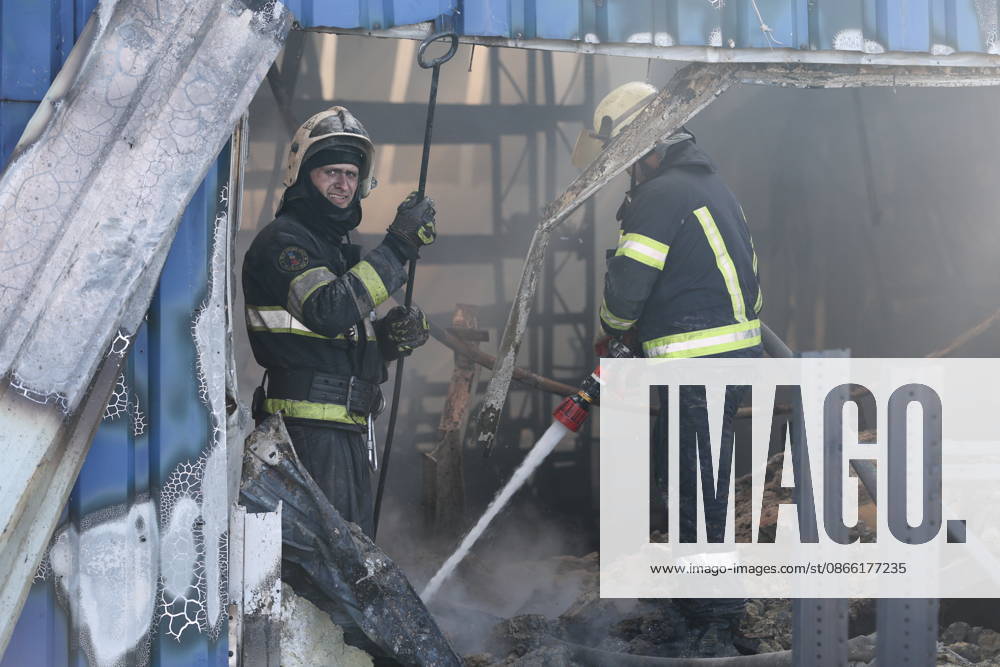RUSSIA, MARIUPOL - SEPTEMBER 7, 2026: Russia s Emergencies Ministry employees respond to a fire caused by a Ukrainian drone strike on the Galaktika shopping centre Mariupol Russia - ZUMAt113 20260907_zaa_t113_203