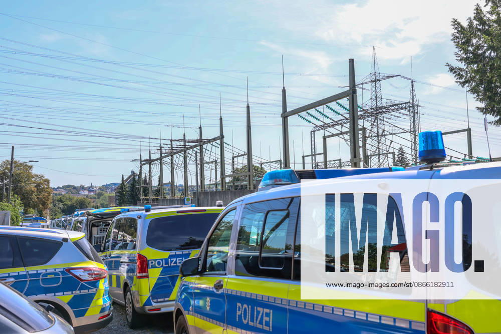 Verdächtiger Mann an Umspannwerk in Wuppertal-Ronsdorf entdeckt Aufmerksamen Zeugen fiel am Montagmorgen (07.09.2026) gegen 10:50 Uhr ein Mann mit Rucksack auf, welcher sich an einem Umspannwerk an der Lüttringhauser Straße in Wuppertal-Ronsdorf verdächtig verhielt. Nachdem er auf die Zeugen aufmerksam wurde, flüchtete er in ein angrenzendes Waldgebiet auf Remscheider Stadtgebiet, die Polizei löste aufgrund der aktuell angespannten Lage umgehend Großalarm aus. Kräfte aus Wuppertal und Remscheid umstellten das Waldgebiet und forderten weitere Kräfte zur Unterstützung an, daher kam auch eine Einsatzhundertschaft aus Dortmund zum Einsatz um den Wald zu durchsuchen. Neben zwei Polizeihubschraubern kam auch eine Drohne der Polizei zu