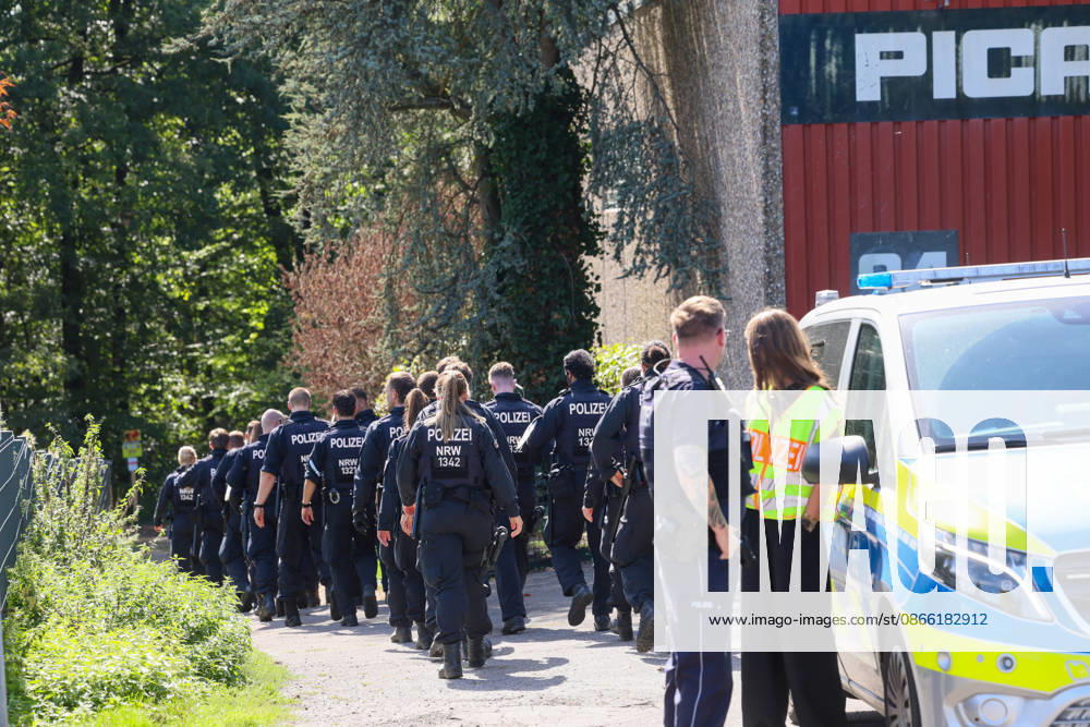 Verdächtiger Mann an Umspannwerk in Wuppertal-Ronsdorf entdeckt Aufmerksamen Zeugen fiel am Montagmorgen (07.09.2026) gegen 10:50 Uhr ein Mann mit Rucksack auf, welcher sich an einem Umspannwerk an der Lüttringhauser Straße in Wuppertal-Ronsdorf verdächtig verhielt. Nachdem er auf die Zeugen aufmerksam wurde, flüchtete er in ein angrenzendes Waldgebiet auf Remscheider Stadtgebiet, die Polizei löste aufgrund der aktuell angespannten Lage umgehend Großalarm aus. Kräfte aus Wuppertal und Remscheid umstellten das Waldgebiet und forderten weitere Kräfte zur Unterstützung an, daher kam auch eine Einsatzhundertschaft aus Dortmund zum Einsatz um den Wald zu durchsuchen. Neben zwei Polizeihubschraubern kam auch eine Drohne der Polizei zu