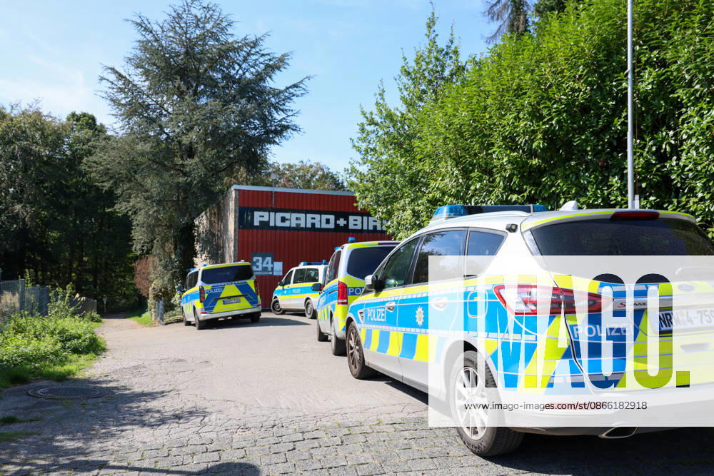 Verdächtiger Mann an Umspannwerk in Wuppertal-Ronsdorf entdeckt Aufmerksamen Zeugen fiel am Montagmorgen (07.09.2026) gegen 10:50 Uhr ein Mann mit Rucksack auf, welcher sich an einem Umspannwerk an der Lüttringhauser Straße in Wuppertal-Ronsdorf verdächtig verhielt. Nachdem er auf die Zeugen aufmerksam wurde, flüchtete er in ein angrenzendes Waldgebiet auf Remscheider Stadtgebiet, die Polizei löste aufgrund der aktuell angespannten Lage umgehend Großalarm aus. Kräfte aus Wuppertal und Remscheid umstellten das Waldgebiet und forderten weitere Kräfte zur Unterstützung an, daher kam auch eine Einsatzhundertschaft aus Dortmund zum Einsatz um den Wald zu durchsuchen. Neben zwei Polizeihubschraubern kam auch eine Drohne der Polizei zu