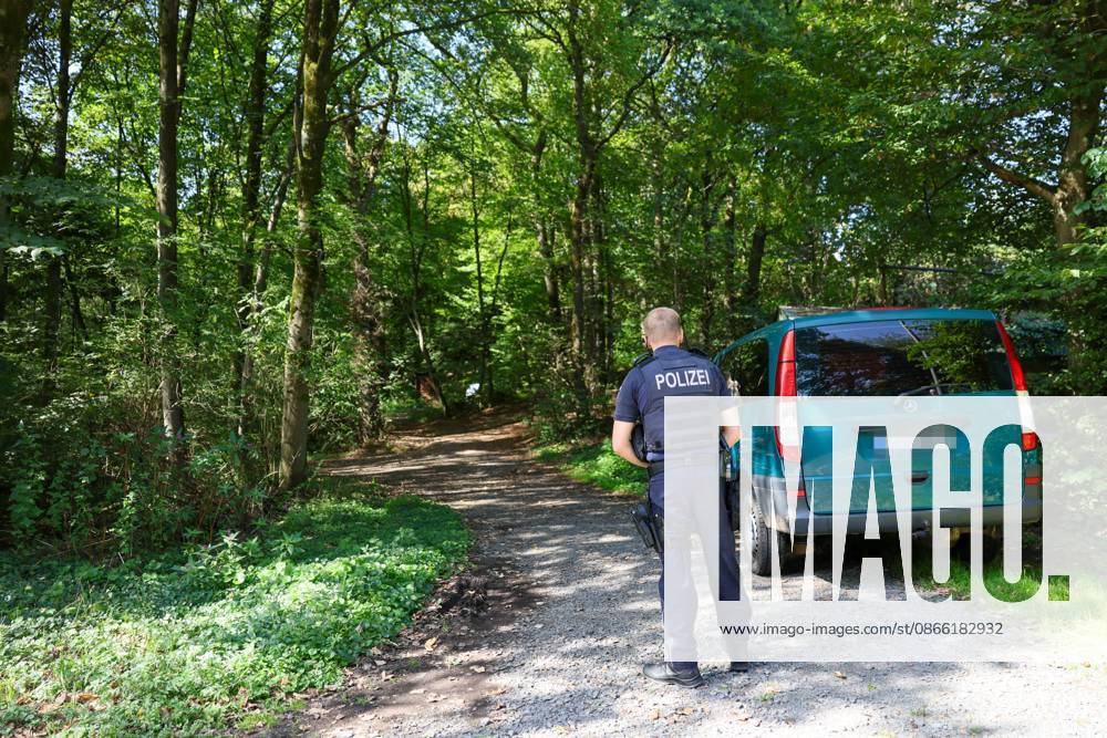 Verdächtiger Mann an Umspannwerk in Wuppertal-Ronsdorf entdeckt Aufmerksamen Zeugen fiel am Montagmorgen (07.09.2026) gegen 10:50 Uhr ein Mann mit Rucksack auf, welcher sich an einem Umspannwerk an der Lüttringhauser Straße in Wuppertal-Ronsdorf verdächtig verhielt. Nachdem er auf die Zeugen aufmerksam wurde, flüchtete er in ein angrenzendes Waldgebiet auf Remscheider Stadtgebiet, die Polizei löste aufgrund der aktuell angespannten Lage umgehend Großalarm aus. Kräfte aus Wuppertal und Remscheid umstellten das Waldgebiet und forderten weitere Kräfte zur Unterstützung an, daher kam auch eine Einsatzhundertschaft aus Dortmund zum Einsatz um den Wald zu durchsuchen. Neben zwei Polizeihubschraubern kam auch eine Drohne der Polizei zu
