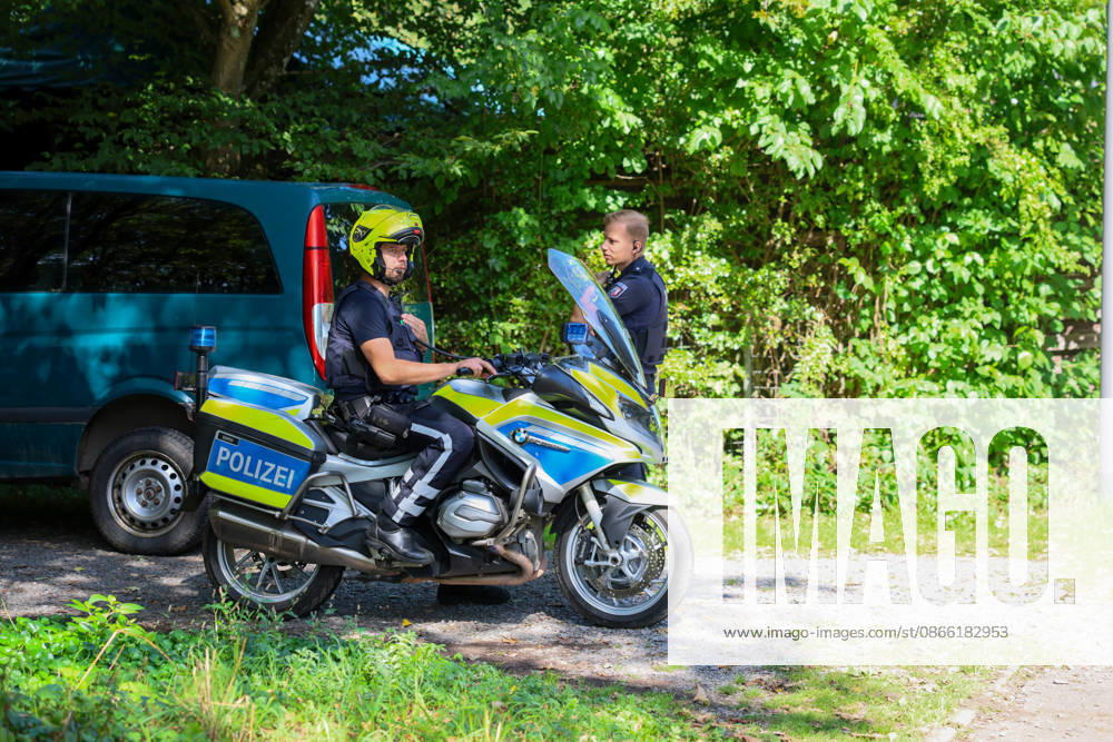 Verdächtiger Mann an Umspannwerk in Wuppertal-Ronsdorf entdeckt Aufmerksamen Zeugen fiel am Montagmorgen (07.09.2026) gegen 10:50 Uhr ein Mann mit Rucksack auf, welcher sich an einem Umspannwerk an der Lüttringhauser Straße in Wuppertal-Ronsdorf verdächtig verhielt. Nachdem er auf die Zeugen aufmerksam wurde, flüchtete er in ein angrenzendes Waldgebiet auf Remscheider Stadtgebiet, die Polizei löste aufgrund der aktuell angespannten Lage umgehend Großalarm aus. Kräfte aus Wuppertal und Remscheid umstellten das Waldgebiet und forderten weitere Kräfte zur Unterstützung an, daher kam auch eine Einsatzhundertschaft aus Dortmund zum Einsatz um den Wald zu durchsuchen. Neben zwei Polizeihubschraubern kam auch eine Drohne der Polizei zu