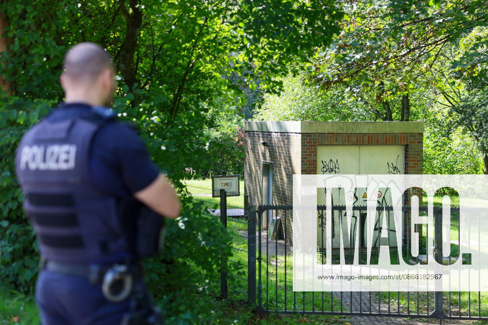 Verdächtiger Mann an Umspannwerk in Wuppertal-Ronsdorf entdeckt Aufmerksamen Zeugen fiel am Montagmorgen (07.09.2026) gegen 10:50 Uhr ein Mann mit Rucksack auf, welcher sich an einem Umspannwerk an der Lüttringhauser Straße in Wuppertal-Ronsdorf verdächtig verhielt. Nachdem er auf die Zeugen aufmerksam wurde, flüchtete er in ein angrenzendes Waldgebiet auf Remscheider Stadtgebiet, die Polizei löste aufgrund der aktuell angespannten Lage umgehend Großalarm aus. Kräfte aus Wuppertal und Remscheid umstellten das Waldgebiet und forderten weitere Kräfte zur Unterstützung an, daher kam auch eine Einsatzhundertschaft aus Dortmund zum Einsatz um den Wald zu durchsuchen. Neben zwei Polizeihubschraubern kam auch eine Drohne der Polizei zu