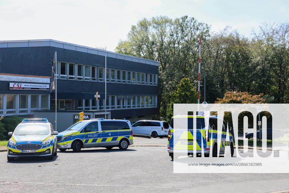 Verdächtiger Mann an Umspannwerk in Wuppertal-Ronsdorf entdeckt Aufmerksamen Zeugen fiel am Montagmorgen (07.09.2026) gegen 10:50 Uhr ein Mann mit Rucksack auf, welcher sich an einem Umspannwerk an der Lüttringhauser Straße in Wuppertal-Ronsdorf verdächtig verhielt. Nachdem er auf die Zeugen aufmerksam wurde, flüchtete er in ein angrenzendes Waldgebiet auf Remscheider Stadtgebiet, die Polizei löste aufgrund der aktuell angespannten Lage umgehend Großalarm aus. Kräfte aus Wuppertal und Remscheid umstellten das Waldgebiet und forderten weitere Kräfte zur Unterstützung an, daher kam auch eine Einsatzhundertschaft aus Dortmund zum Einsatz um den Wald zu durchsuchen. Neben zwei Polizeihubschraubern kam auch eine Drohne der Polizei zu