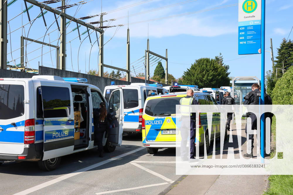 Verdächtiger Mann an Umspannwerk in Wuppertal-Ronsdorf entdeckt Aufmerksamen Zeugen fiel am Montagmorgen (07.09.2026) gegen 10:50 Uhr ein Mann mit Rucksack auf, welcher sich an einem Umspannwerk an der Lüttringhauser Straße in Wuppertal-Ronsdorf verdächtig verhielt. Nachdem er auf die Zeugen aufmerksam wurde, flüchtete er in ein angrenzendes Waldgebiet auf Remscheider Stadtgebiet, die Polizei löste aufgrund der aktuell angespannten Lage umgehend Großalarm aus. Kräfte aus Wuppertal und Remscheid umstellten das Waldgebiet und forderten weitere Kräfte zur Unterstützung an, daher kam auch eine Einsatzhundertschaft aus Dortmund zum Einsatz um den Wald zu durchsuchen. Neben zwei Polizeihubschraubern kam auch eine Drohne der Polizei zu