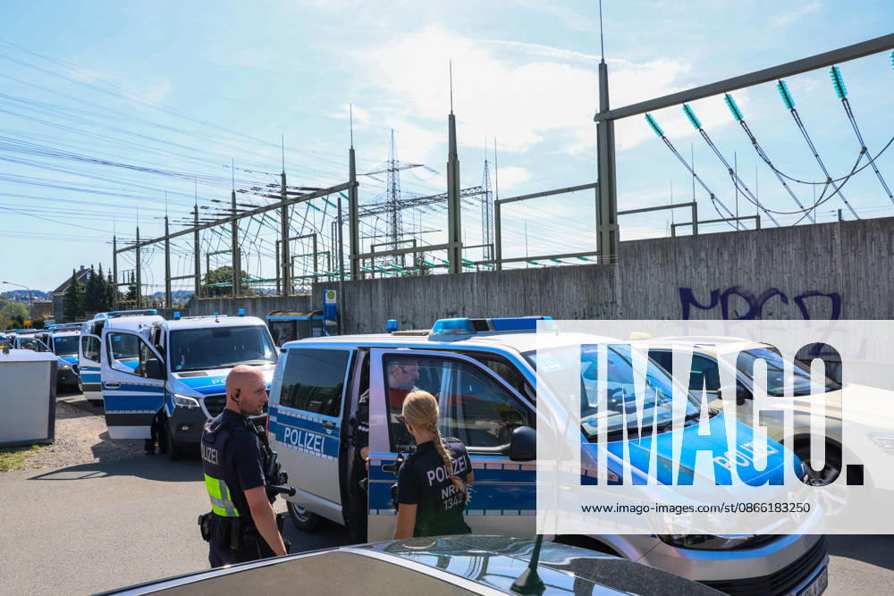 Verdächtiger Mann an Umspannwerk in Wuppertal-Ronsdorf entdeckt Aufmerksamen Zeugen fiel am Montagmorgen (07.09.2026) gegen 10:50 Uhr ein Mann mit Rucksack auf, welcher sich an einem Umspannwerk an der Lüttringhauser Straße in Wuppertal-Ronsdorf verdächtig verhielt. Nachdem er auf die Zeugen aufmerksam wurde, flüchtete er in ein angrenzendes Waldgebiet auf Remscheider Stadtgebiet, die Polizei löste aufgrund der aktuell angespannten Lage umgehend Großalarm aus. Kräfte aus Wuppertal und Remscheid umstellten das Waldgebiet und forderten weitere Kräfte zur Unterstützung an, daher kam auch eine Einsatzhundertschaft aus Dortmund zum Einsatz um den Wald zu durchsuchen. Neben zwei Polizeihubschraubern kam auch eine Drohne der Polizei zu