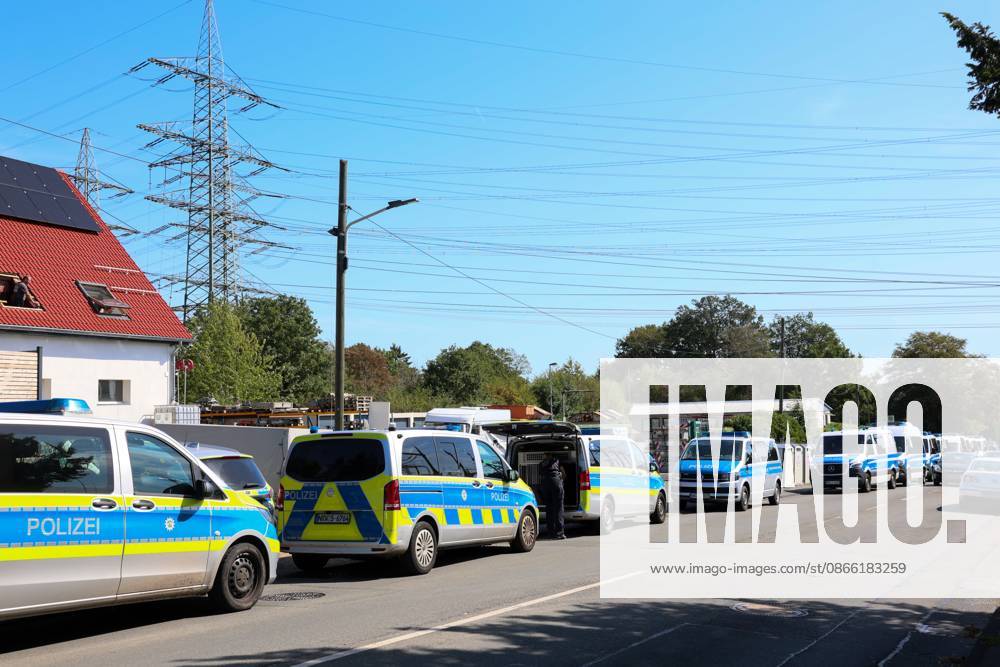 Verdächtiger Mann an Umspannwerk in Wuppertal-Ronsdorf entdeckt Aufmerksamen Zeugen fiel am Montagmorgen (07.09.2026) gegen 10:50 Uhr ein Mann mit Rucksack auf, welcher sich an einem Umspannwerk an der Lüttringhauser Straße in Wuppertal-Ronsdorf verdächtig verhielt. Nachdem er auf die Zeugen aufmerksam wurde, flüchtete er in ein angrenzendes Waldgebiet auf Remscheider Stadtgebiet, die Polizei löste aufgrund der aktuell angespannten Lage umgehend Großalarm aus. Kräfte aus Wuppertal und Remscheid umstellten das Waldgebiet und forderten weitere Kräfte zur Unterstützung an, daher kam auch eine Einsatzhundertschaft aus Dortmund zum Einsatz um den Wald zu durchsuchen. Neben zwei Polizeihubschraubern kam auch eine Drohne der Polizei zu
