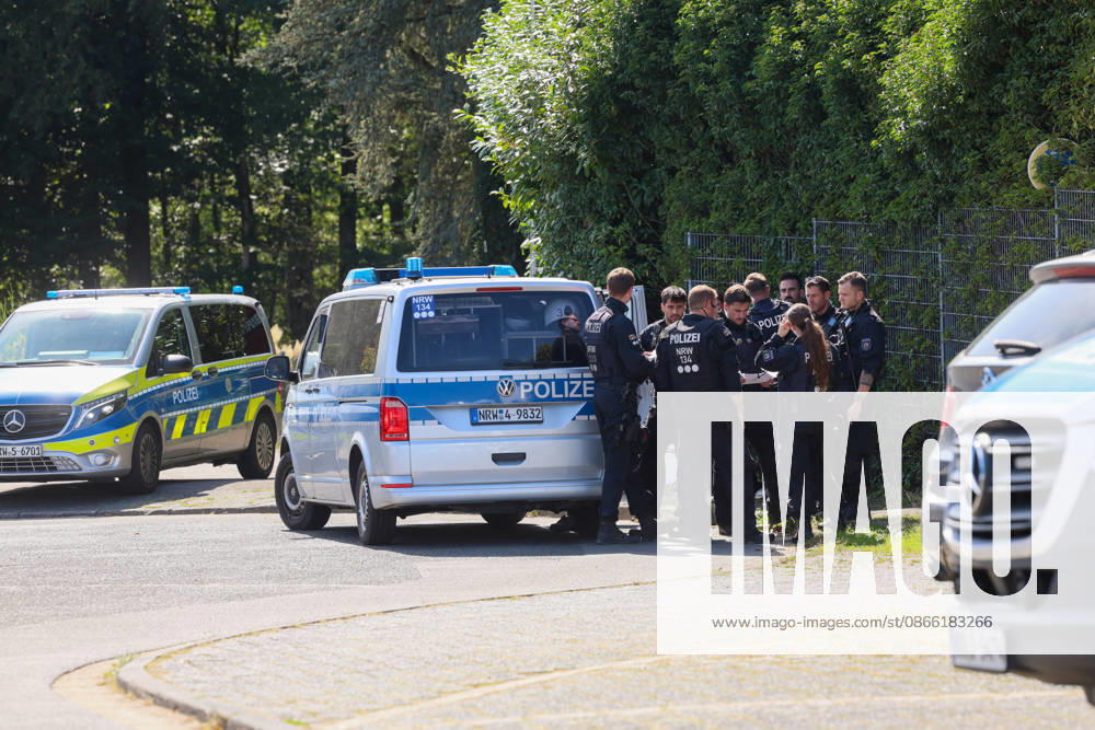 Verdächtiger Mann an Umspannwerk in Wuppertal-Ronsdorf entdeckt Aufmerksamen Zeugen fiel am Montagmorgen (07.09.2026) gegen 10:50 Uhr ein Mann mit Rucksack auf, welcher sich an einem Umspannwerk an der Lüttringhauser Straße in Wuppertal-Ronsdorf verdächtig verhielt. Nachdem er auf die Zeugen aufmerksam wurde, flüchtete er in ein angrenzendes Waldgebiet auf Remscheider Stadtgebiet, die Polizei löste aufgrund der aktuell angespannten Lage umgehend Großalarm aus. Kräfte aus Wuppertal und Remscheid umstellten das Waldgebiet und forderten weitere Kräfte zur Unterstützung an, daher kam auch eine Einsatzhundertschaft aus Dortmund zum Einsatz um den Wald zu durchsuchen. Neben zwei Polizeihubschraubern kam auch eine Drohne der Polizei zu