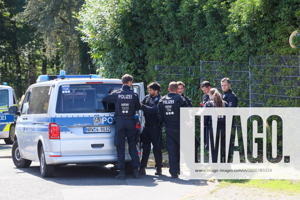 Verdächtiger Mann an Umspannwerk in Wuppertal-Ronsdorf entdeckt Aufmerksamen Zeugen fiel am Montagmorgen (07.09.2026) gegen 10:50 Uhr ein Mann mit Rucksack auf, welcher sich an einem Umspannwerk an der Lüttringhauser Straße in Wuppertal-Ronsdorf verdächtig verhielt. Nachdem er auf die Zeugen aufmerksam wurde, flüchtete er in ein angrenzendes Waldgebiet auf Remscheider Stadtgebiet, die Polizei löste aufgrund der aktuell angespannten Lage umgehend Großalarm aus. Kräfte aus Wuppertal und Remscheid umstellten das Waldgebiet und forderten weitere Kräfte zur Unterstützung an, daher kam auch eine Einsatzhundertschaft aus Dortmund zum Einsatz um den Wald zu durchsuchen. Neben zwei Polizeihubschraubern kam auch eine Drohne der Polizei zu