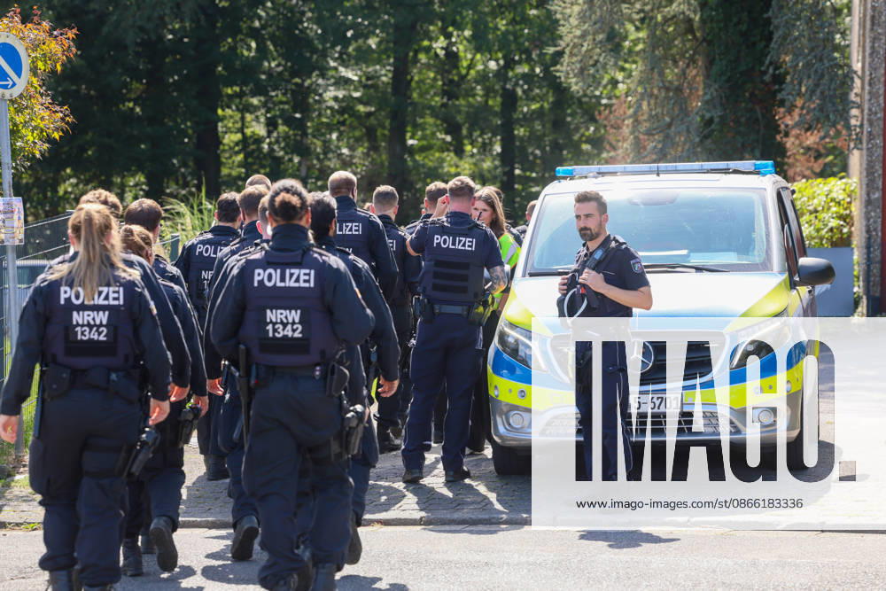 Verdächtiger Mann an Umspannwerk in Wuppertal-Ronsdorf entdeckt Aufmerksamen Zeugen fiel am Montagmorgen (07.09.2026) gegen 10:50 Uhr ein Mann mit Rucksack auf, welcher sich an einem Umspannwerk an der Lüttringhauser Straße in Wuppertal-Ronsdorf verdächtig verhielt. Nachdem er auf die Zeugen aufmerksam wurde, flüchtete er in ein angrenzendes Waldgebiet auf Remscheider Stadtgebiet, die Polizei löste aufgrund der aktuell angespannten Lage umgehend Großalarm aus. Kräfte aus Wuppertal und Remscheid umstellten das Waldgebiet und forderten weitere Kräfte zur Unterstützung an, daher kam auch eine Einsatzhundertschaft aus Dortmund zum Einsatz um den Wald zu durchsuchen. Neben zwei Polizeihubschraubern kam auch eine Drohne der Polizei zu