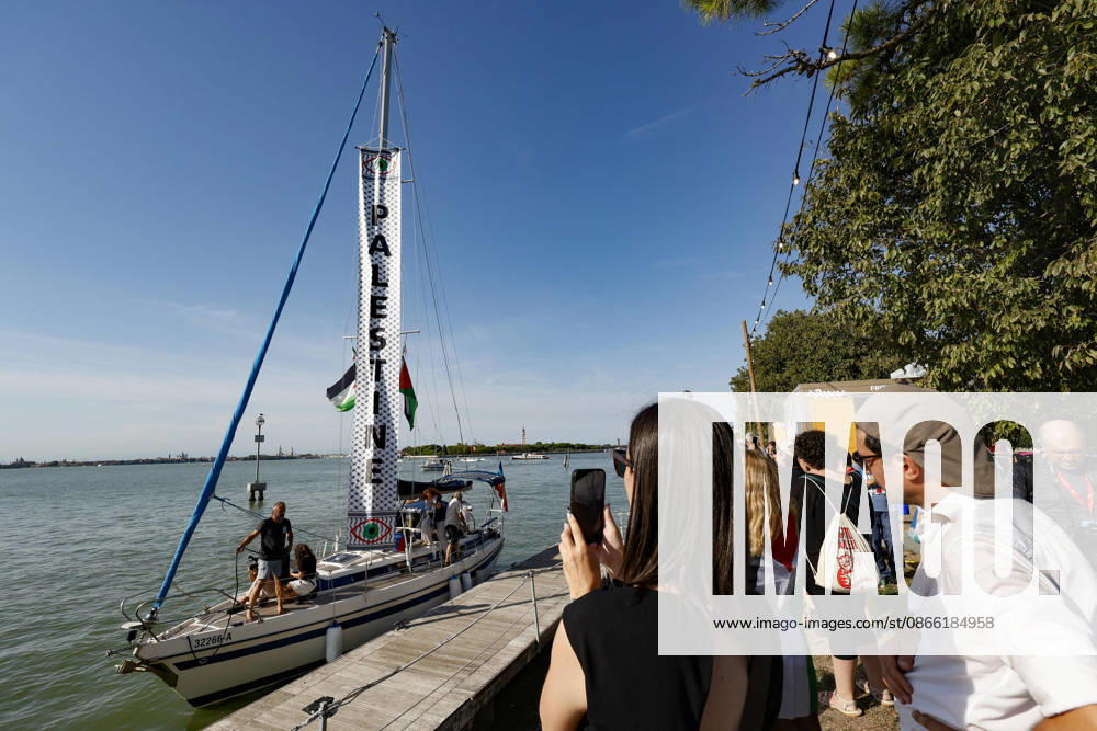 Activists arriving on a Global Sumud Flotilla boat at the dock of the lido di Venezia flying the Palestinian flag, whilst the 83rd annual Venice International Film Festival is taking place in Venice, Italy, 07 September 2026. ANSA FABIO FRUSTACI. Venice ITALY - ZUMAa110 20260907_zaf_a110_055