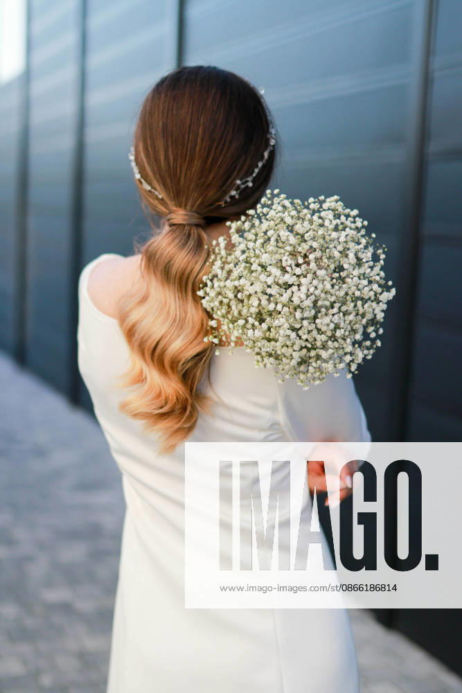 Bride from behind holding babys breath bouquet Kraków, Lesser Poland Voivodeship, Poland R_RPOP260826-2113492-01 ,model released, Symbolfoto ,property released
