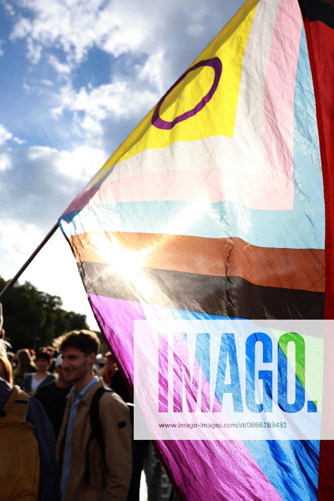 Participants hold a rainbow flag at the start of a rally with the slogan Time to Act: Stop the AfD in front of the Brandenburg Gate, Platz des 18. März, in Berlin. Photo from September 7, 2026. The rally was organi