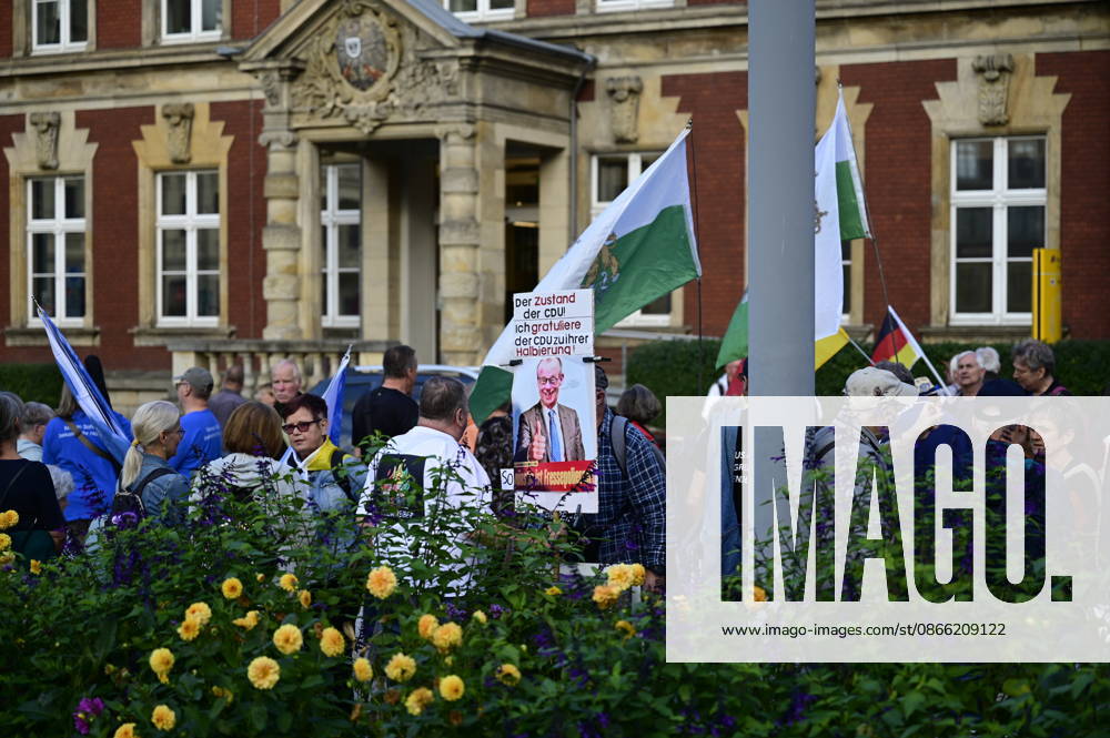 The traditional Görlitz Monday demonstration, with today’s slogan 1,000 for Görlitz—Together, Peacefully, Visibly, aims to reach the milestone of 1,000 participants at Postplatz. Background: The weekly Monday demonstrations in Görlitz are held under slogans calling for peace, freedom, and dem