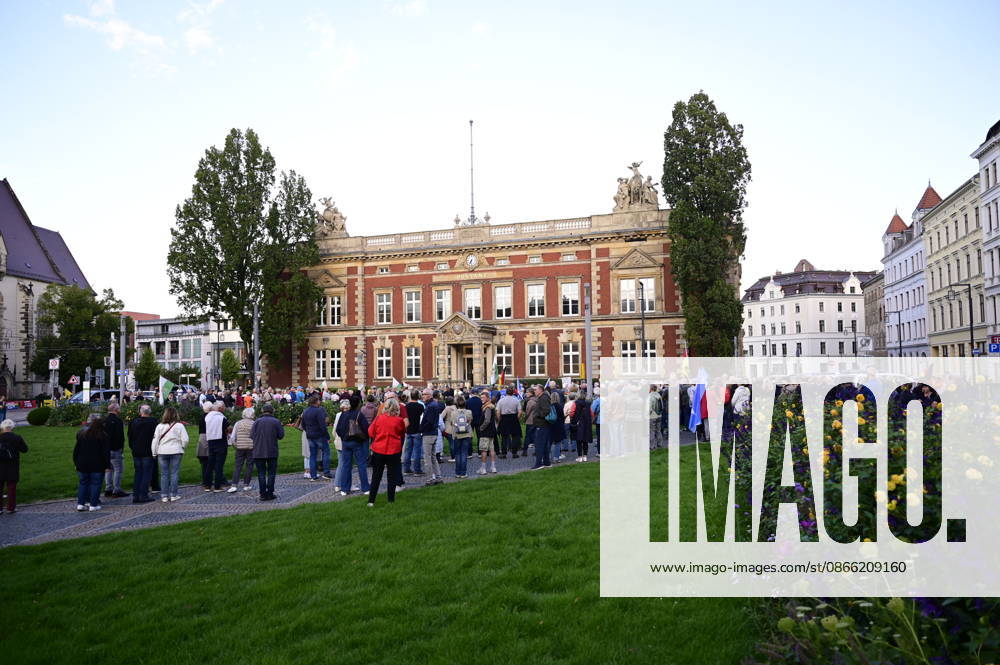 The traditional Monday demonstration in Görlitz, held today under the slogan 1,000 for Görlitz: Together, Peacefully, Visibly, with the stated goal of reaching the milestone of 1,000 participants at Postplatz. Background: The weekly Monday demonstrations in Görlitz are held under slogans call