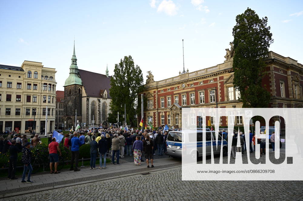 The traditional Monday demonstration in Görlitz, held today under the slogan 1,000 for Görlitz: Together, Peacefully, Visibly, with the stated goal of reaching the 1,000-participant mark at Postplatz. Background: The weekly Monday demonstrations in Görlitz are held under slogans calling for